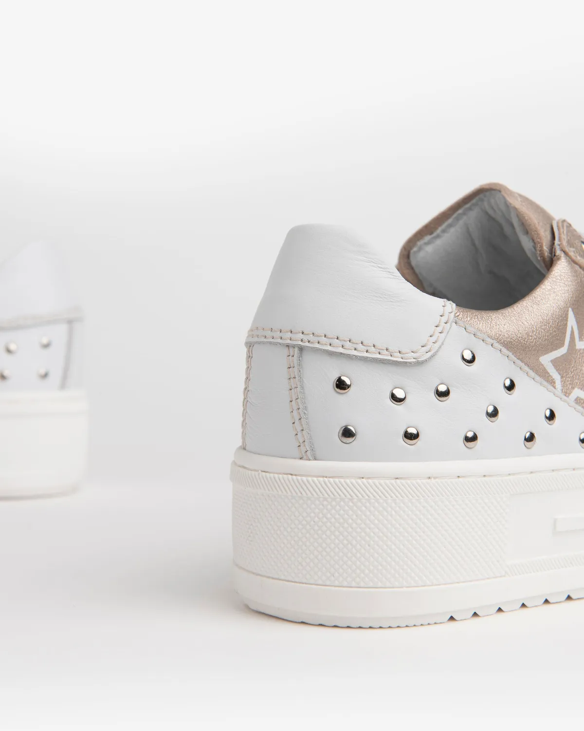 NeroGiardini sneakers fete piele cu tinte si fermoar