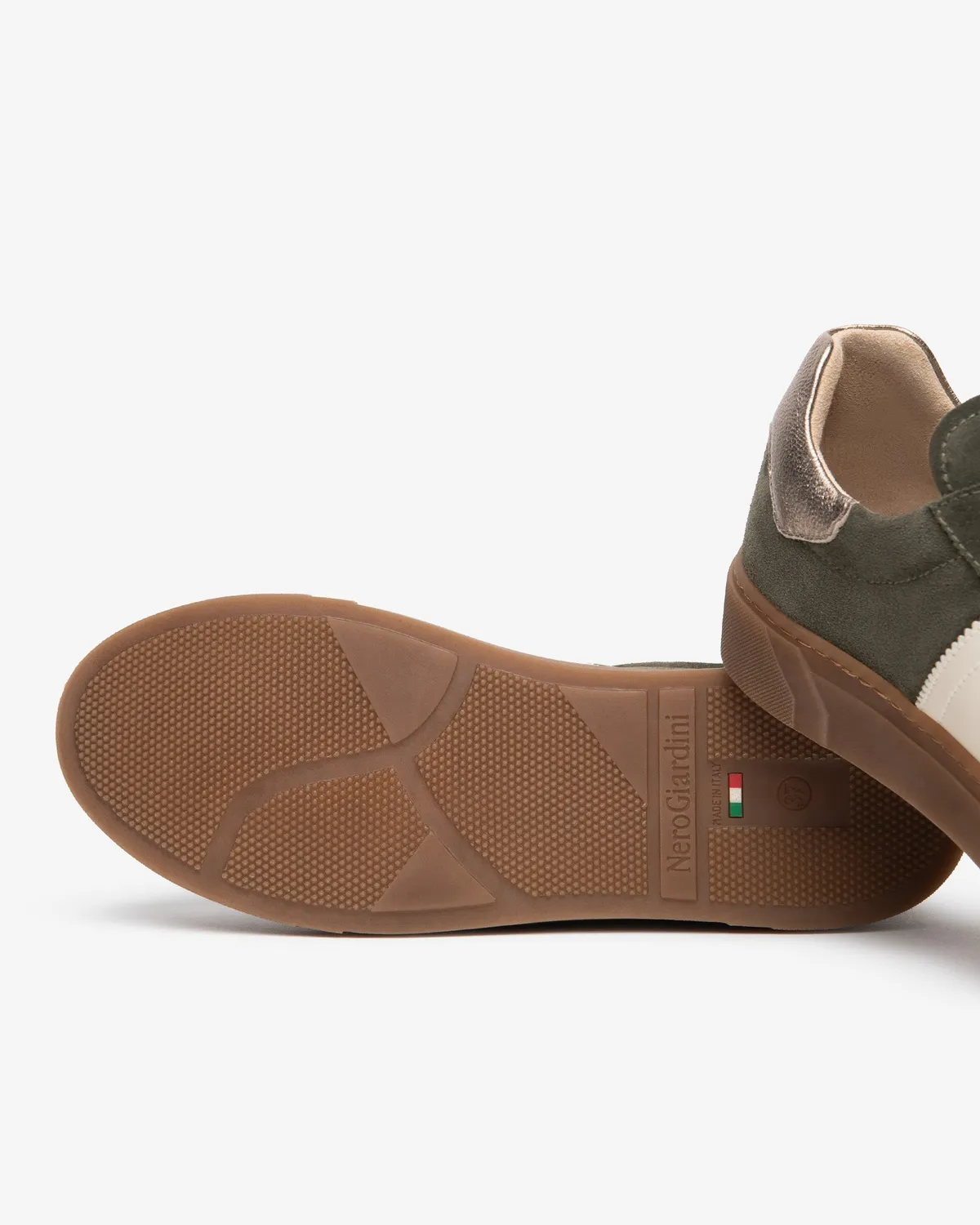 Sneakers damă NeroGiardini piele întoarsă cu șiret