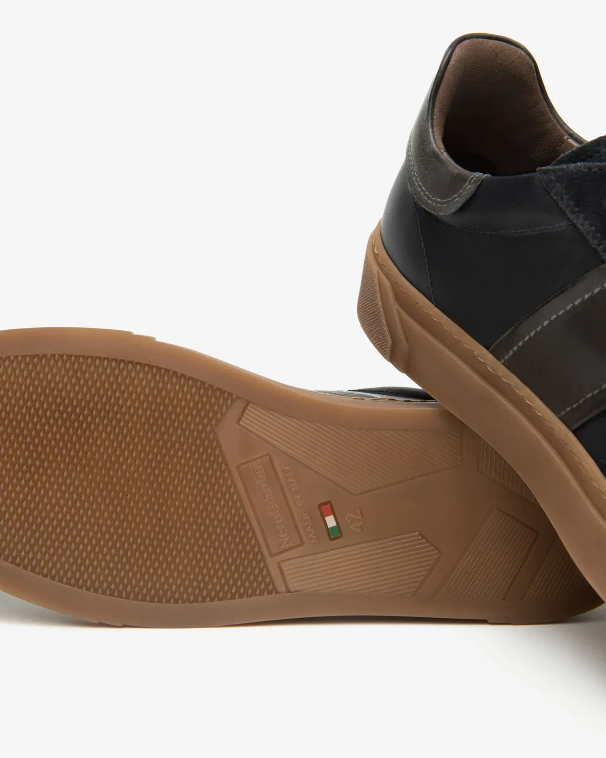 Sneakers barbati NeroGiardini piele intoarsa bleumarin